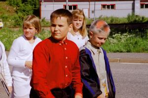 Lukas på väg från kyrkan till skolan.