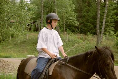 Isak rider.
