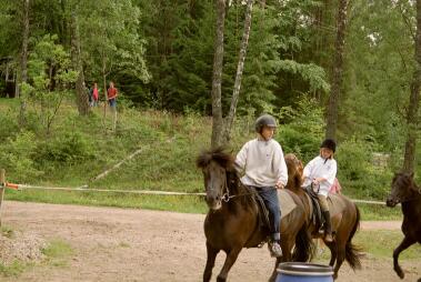 Isak rundar tunnan i full fart.