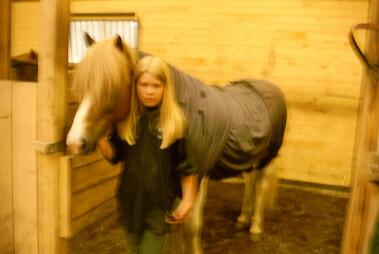 Isaks foto i ridstallet.