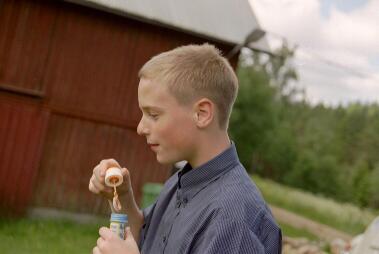 Isak blåser såpbubblor.