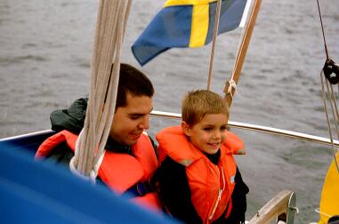 Jonas får hjälpa pappa med rodret.
