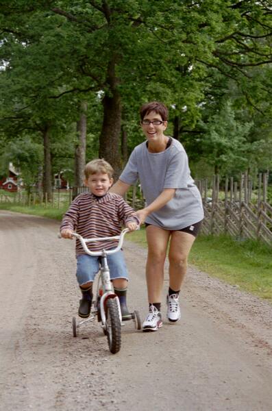 Felix cyklar med mamma Åsa. Danhäll den23/6 2001.