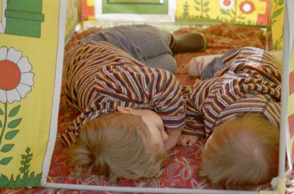 Felix och Max vilar i lektältet på Danhäll. 23/6 2001.