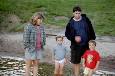 Berit, Felix, Daniel och Jonas testar badtemperaturen i Örsjön den 25/6 2001.