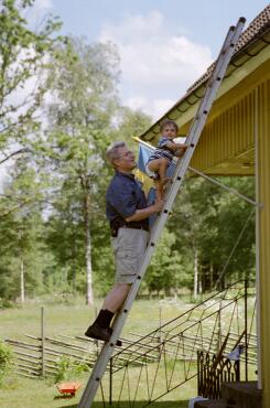 Max klättrar snabbt uppför stegen. Morfar följer efter. 27/6 2001.