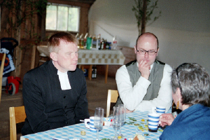 Samkväm i ladugården, prästen o Markku, 11/5 -02