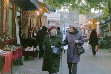 Lena och Ella på Antikgatan i Peking, 2/11 -02