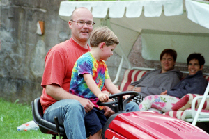 Markku och Felix på traktorn, 22/6 -02