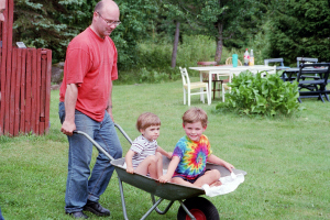 Max och Felix åker skottkärra, 22/6 -02
