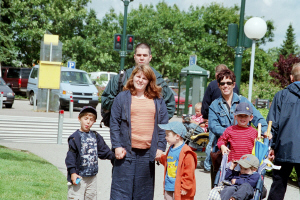 Delar av familjen utanför Legoland, Danmark, 24/6 -02