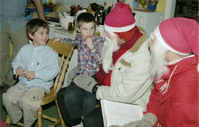 Jonas och Adam pratar med tomtarna, 24/12 -02