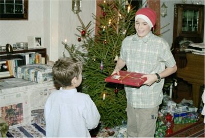 Lukas delar ut julklapparna, 24/12 -02