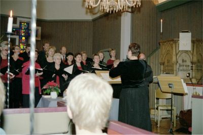 Marita dirigerar kyrkokören, Landeryds Kyrka, 26/12 -02