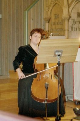 Marita spelar cello i Landeryds Kyrka, 26/12 -02