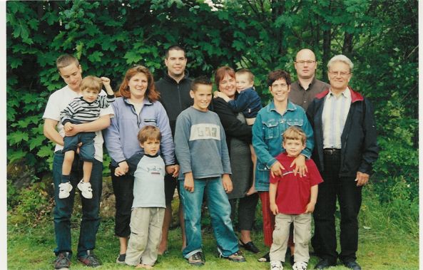 Hela familjen utom Mats: Isak, Max, Berit, Jonas, Daniel, Lukas, Marita, Adam, Åsa, Felix, Markku och Ivan, 7/6 -02