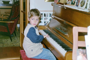 Jonas spelar piano, 9/10 -02