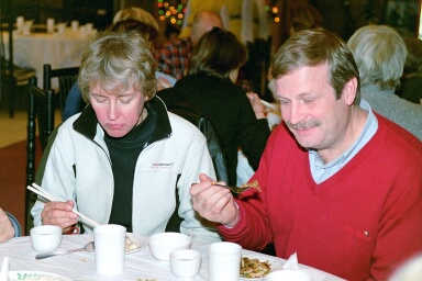 Gunilla äter med pinnar men Werner "fuskar"