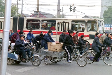 Typisk gatubild i Peking, 6/11 -02