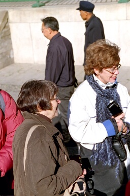 Barbro och Eva - Vad tittar de på? - kanske ...