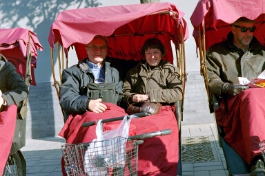 Här åker Ivan o Barbro cykeltaxi, 7/11 -02