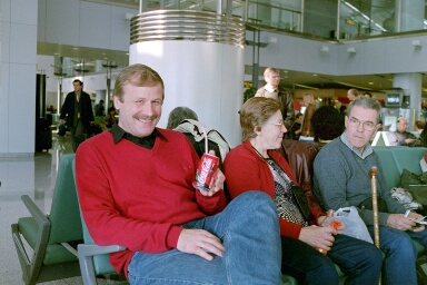 Werner, Birgitta o Gudmund på Pekings flygplats, 8/11 -02