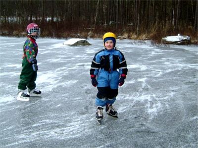 Adam på skridskor för första gången, 4/1 -04