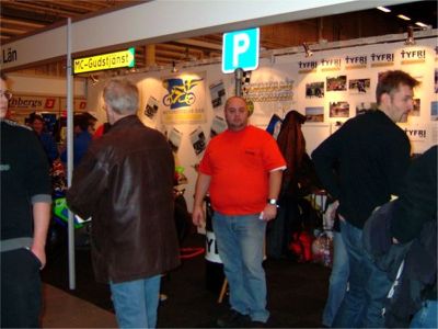 Nu strömmar folket in, 23/1 -04