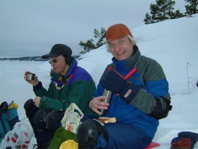 Rolle och Thomas vid fikastunden på Gåsö, 12/2 -04
