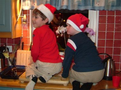 Jonas och Felix väntar på tomten i köksfönstret, 21/12 -03