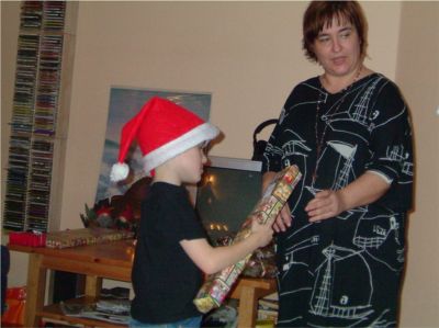 Här får Marita ett paket av tomtenissen, 21/12 -03