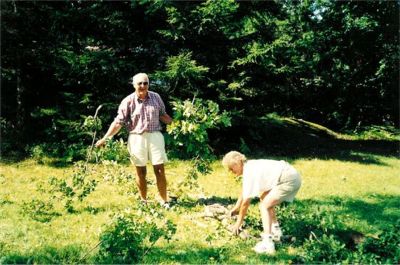 Chefen för teamet, Stig Gunnarsson, inspekterar arbetet, som blev godkänt. Teammötet hölls på hans sommarställe på Hansakroka, Ingarö. Meningen var att vi skulle haft mötet på hans segelbåt - men det blåste för mycket för tillgänglig besättning. Deltagare: Gunvor, Sonja, Christer, Stig och Ivan 14/8 -03