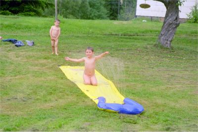 Felix njuter av vattenrutschbanan, 6/7 -03