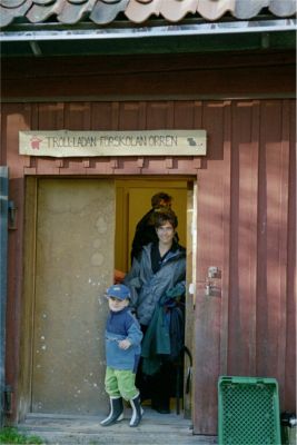 Max & Åsa i dörren till Trolladan, 23/9 -03