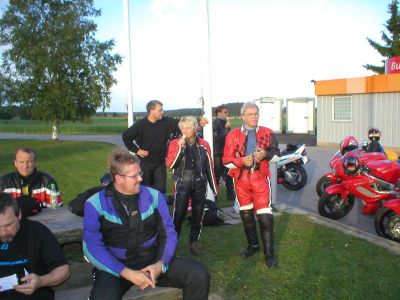 TYFRI MC rastar i Gottröra på sin Roslagstur, 18/6 -03 Foto: Vonna