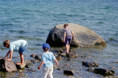Tre grabbar leker (Jonas, Max & Adam), Strandvägen, Nynäshamn, 8/6 -03
