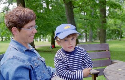 Åsa & Max i väntan på fika vid Taxinge Slott, 9/6 -03