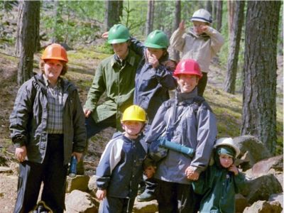 Väl ute ur gruvan, 25/6 -03 Berit, Lukas, Felix, Anton, Åsa, Adam & Max. Vi saknar en - men han kommer på nästa bild.