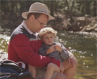 Rofyllt och avslappnande sitter Max i pappas knä, Yosemite Park, 29/3 -03