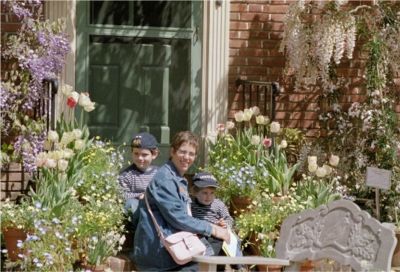 Skönt att vila i blomsterprakten, Fioli Garden, 3/4 -03