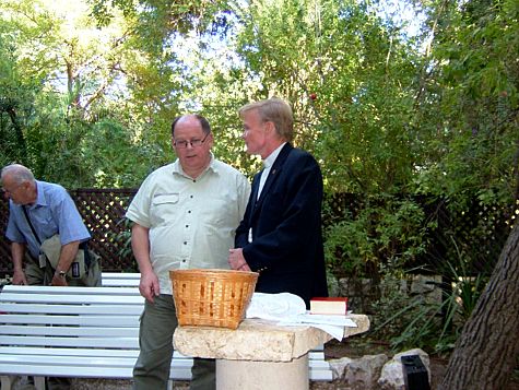 Bengt o Göran förbereder nattvardsgudstjänsten, 29/10 -05