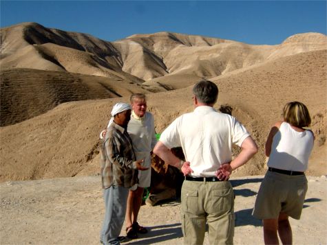 På väg till Ein Gedi, rast hos en beduin, som ville ...