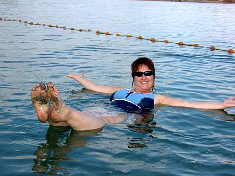 Marita tränar flytning i Döda havet, 2/11 -05