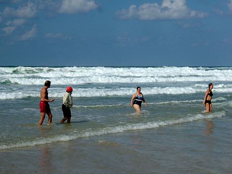 Claes, Ella, Marita och Maria i Medelhavet vid Givat Olga, 5/11 -05