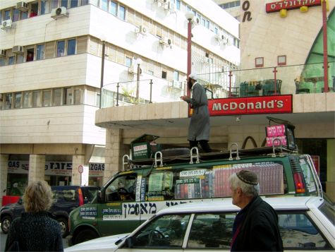 Under sakta färd dansar mannen på taket, 8/11 -05 Gunilla Håkansson från Emmaboda har låtit 42 svenska barn beskriva Jerusalem i teckningar. (Högra bilden!) Dessa var nu utställda i Jerusalem på Municipal Art Gallery, Jaffa Road 17. Mycket folk kom till öppningen av utställningen, bl a Sveriges ambassadör, f d Israels sverigeambassadör, representanter för Jerusalems stad, som av Gunilla fick Emmabodas standar.