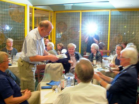 Jonas delar ut diplom till deltagarna. 10/11 -05