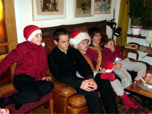 Jonas, Lukas, Felix, Åsa o Max tittar på TV, 23/12 -05