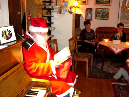 Tomten läser i sin stora bok, 23/12 -05