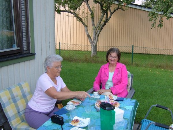 Elsie och Barbro fikar i min trädgård, 26/8 -06