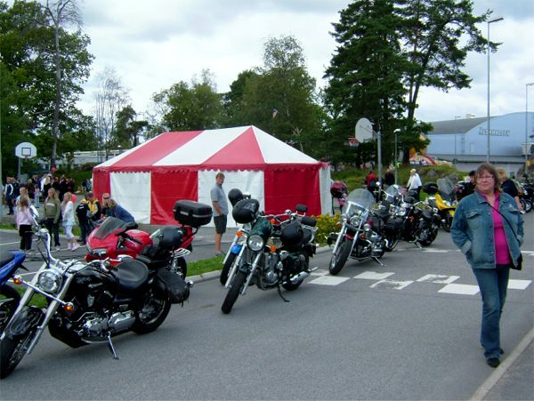 Motorcyklarna börjar samlas och här syns ...
